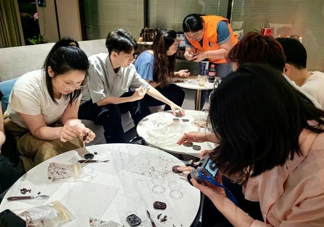 生活却更充, 夜校挥汗学 生活却更充, 夜校挥汗学