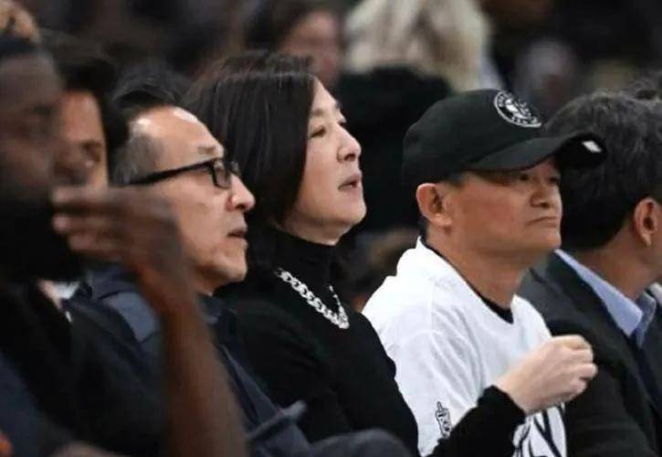 出一组照片, 赛首场在澳