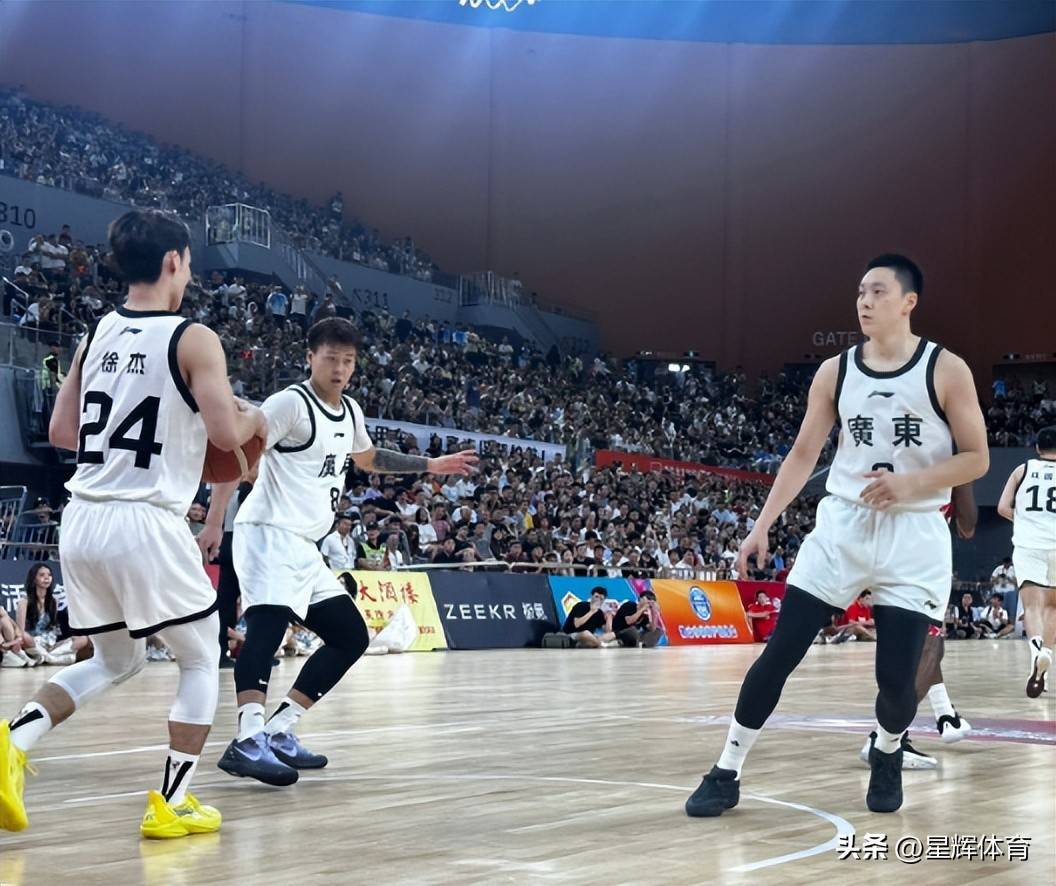 篮的中锋沈, 阵容, 同时 篮的中锋沈, 阵容, 同时